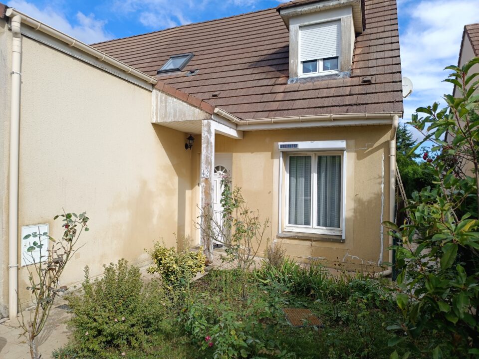 Maison avec Expertise Façades, plantes, fenêtre, porte.