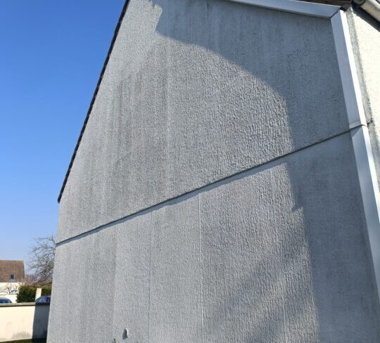 Une façade exposée nord avec des traces noires