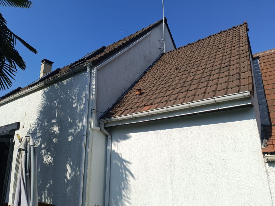 Façade encrassée, avec des traces de salissures
