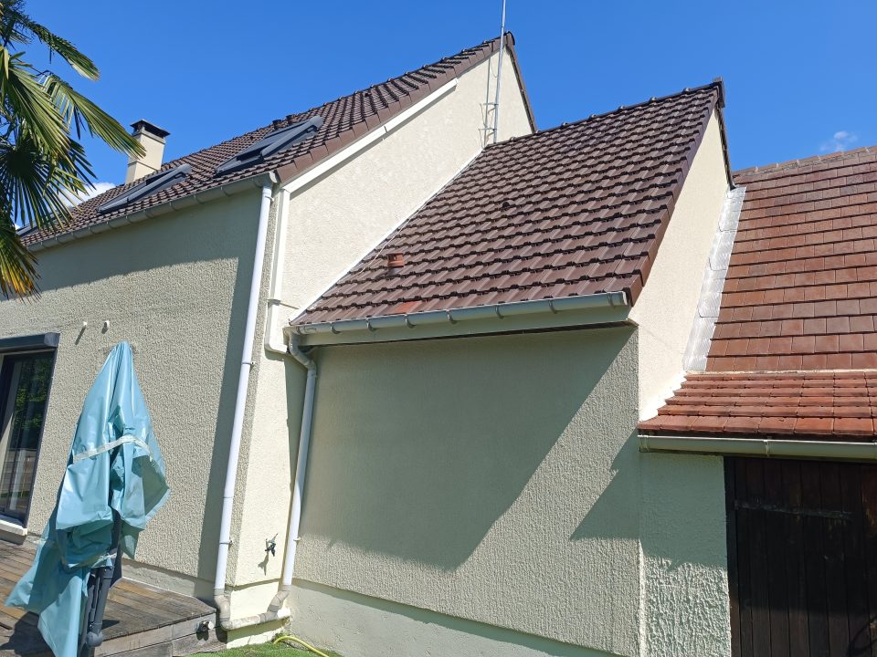 Réalisation d'un ravalement de façade pour embellir et protéger cette maison