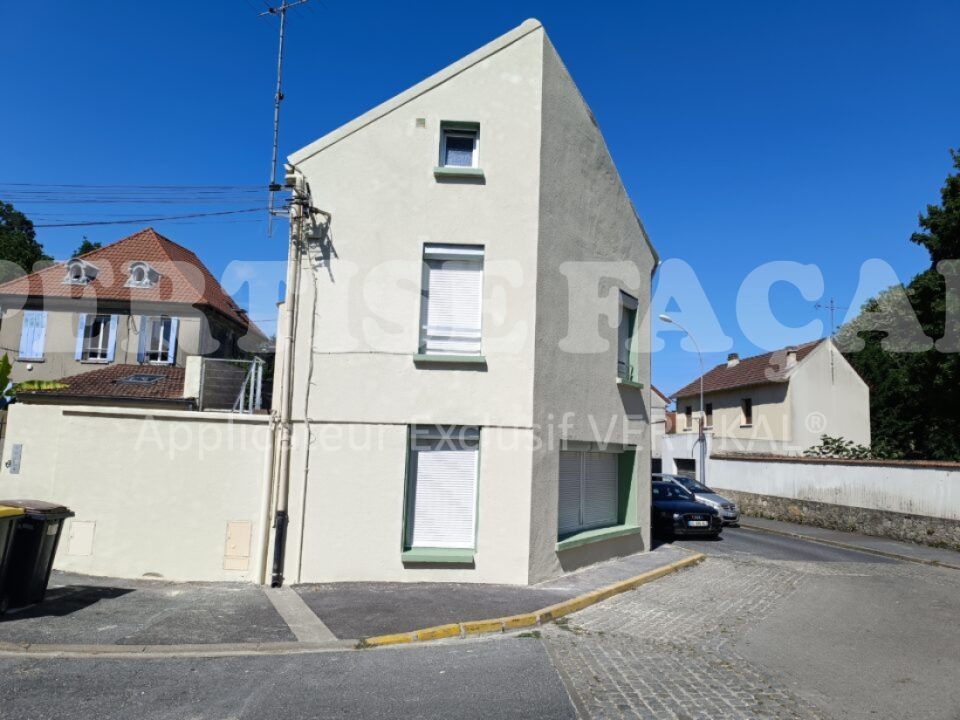 Rénovation et traitement de l'humidité sur les façades de cet immeuble