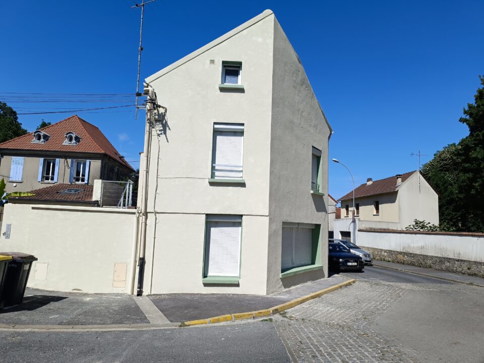 Réalisation d'un ravalement de façade avec un Revêtement Epais Structuré Ton Pierre