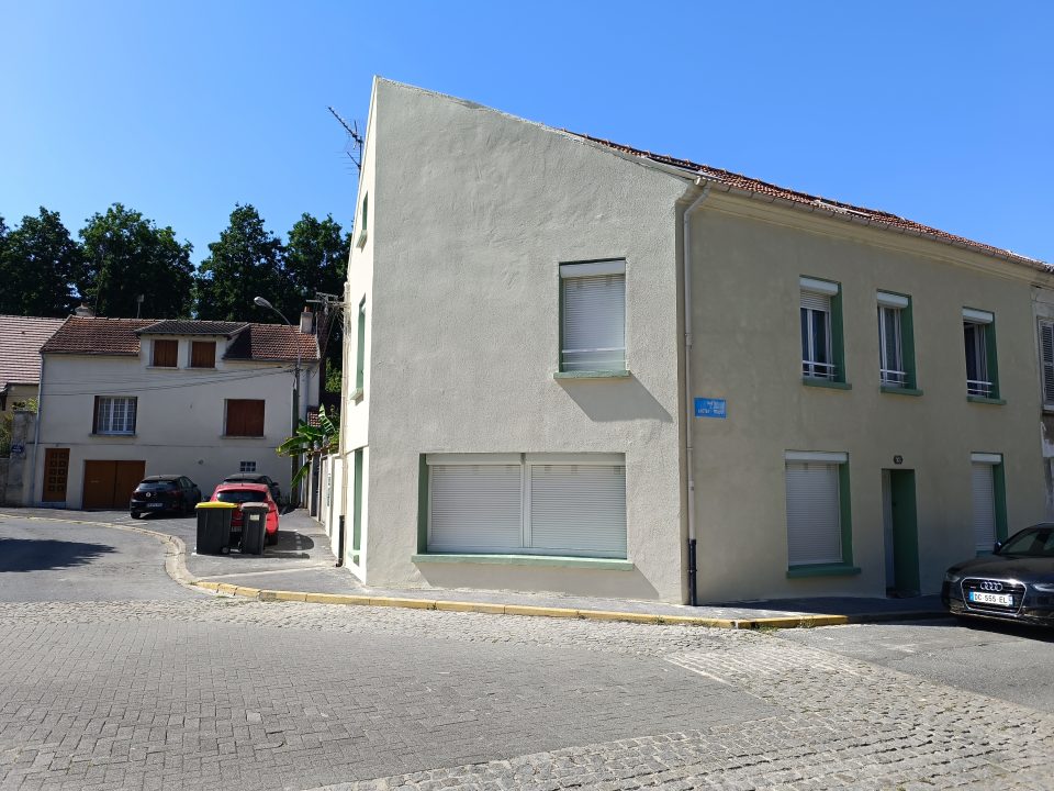 Rénovation complète des façades de cette maison avec réparation des fissures