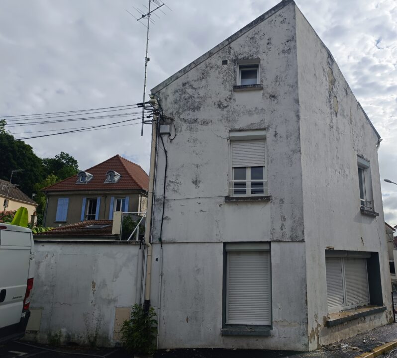 Les façades sont encrassées et endommagées sur cet immeuble