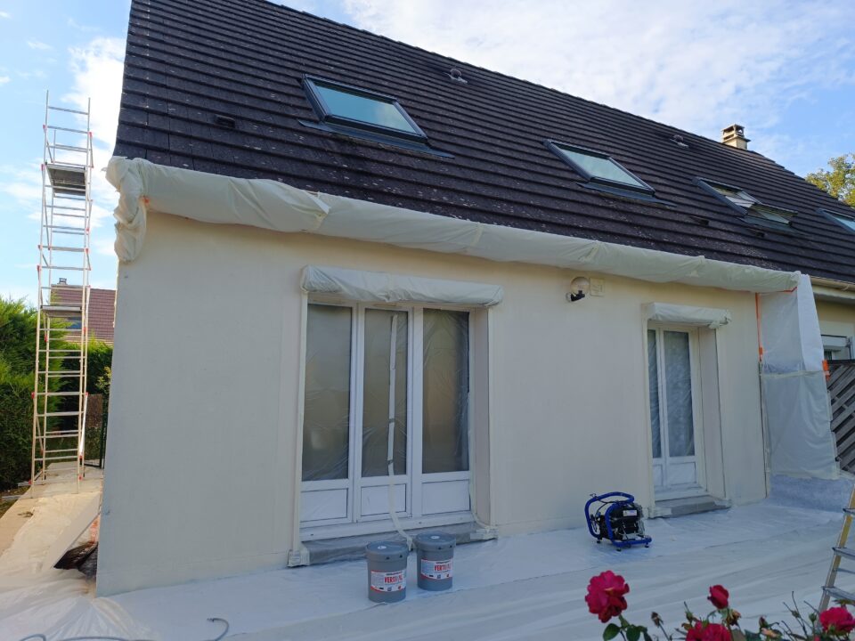 Protection des menuiseries et des dessous de toit avant un ravalement de façade