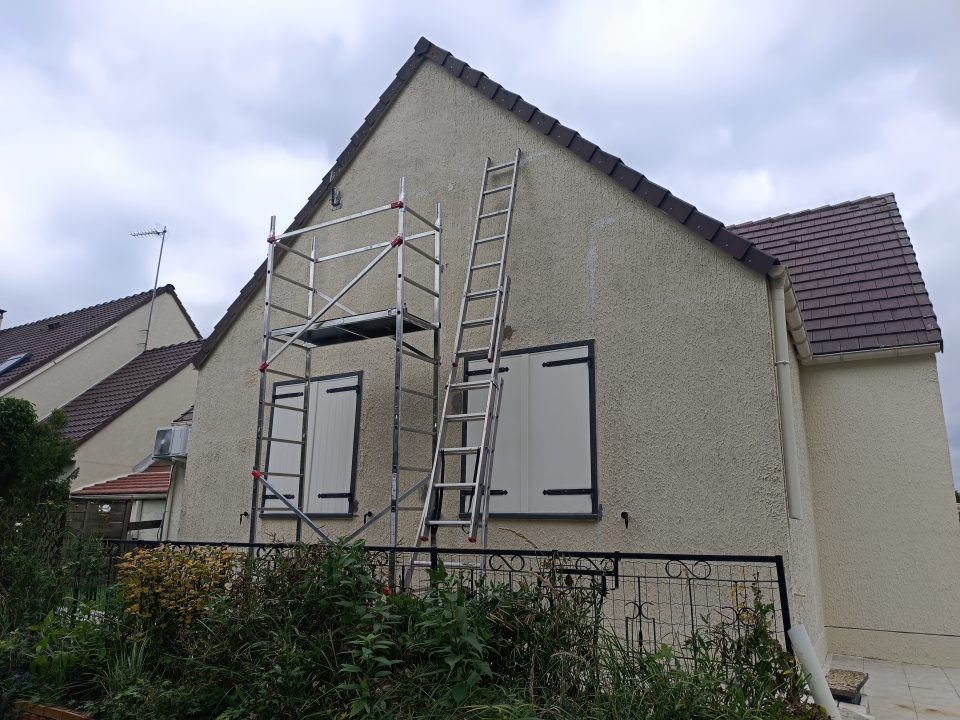 Réparation de fissures avant la réalisation d'un ravalement