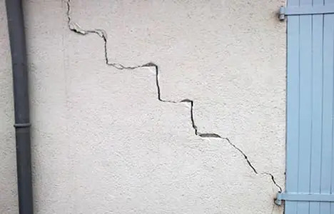 Une lézarde a endommagé cette façade
