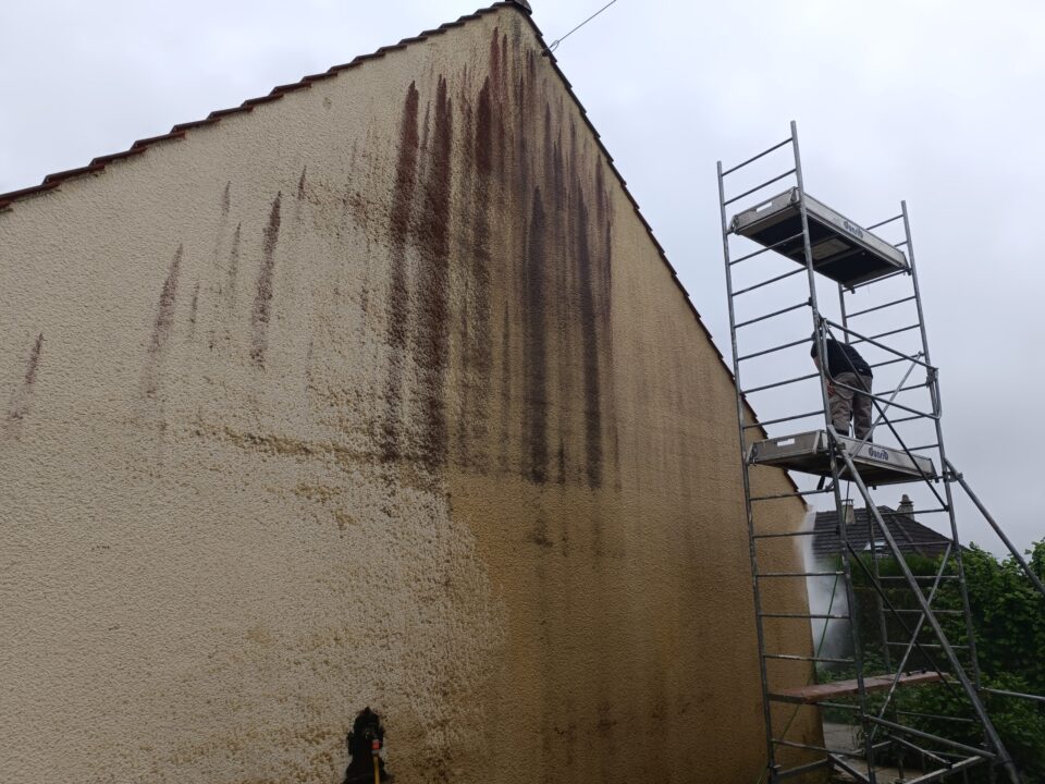 Façade avant nettoyage à Dammartin-en-Goële, encrassement et salissures - état d'origine - Expertise Façades
