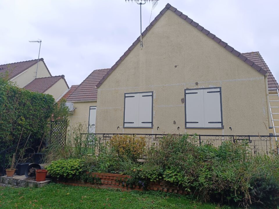 Façade avant nettoyage à Claye-Souilly, encrassement et salissures - état d'origine - Expertise Façades