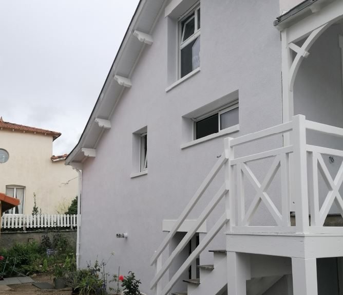 Rénovation des façades de ce pavillon avec l'application d'un Revêtement Semi Epais
