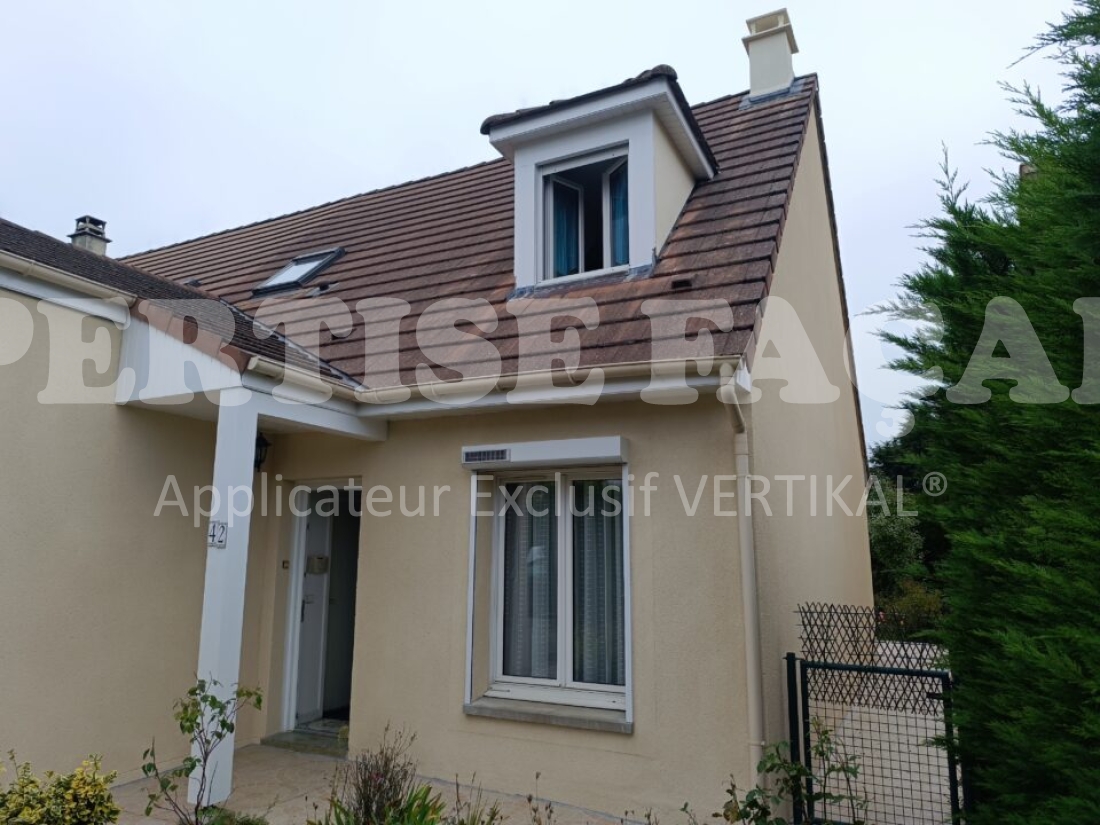 Maison avec Expertise Façades et toiture en tuiles, incluant une fenêtre de toit