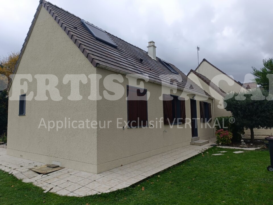 Maison avec façade Expertise Façades et panneaux solaires sur le toit