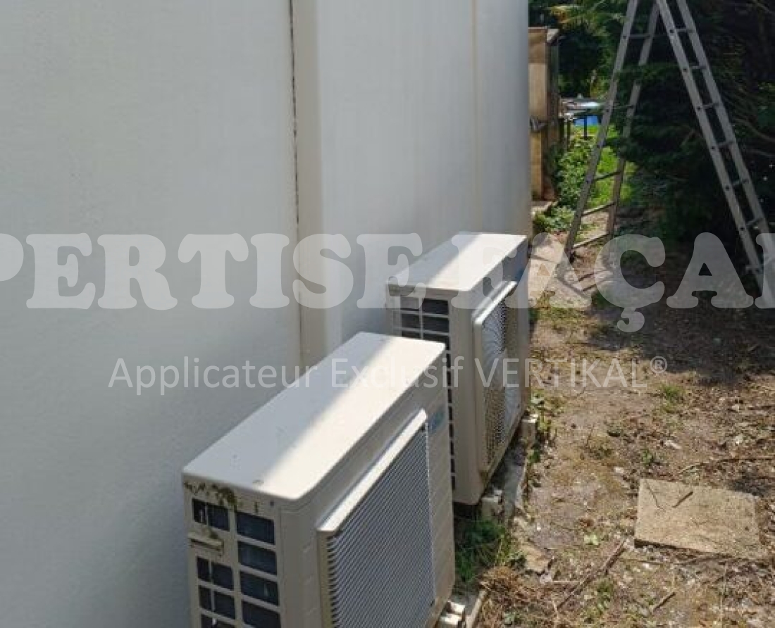 Installation extérieure de climatiseurs muraux par Expertise Façades
